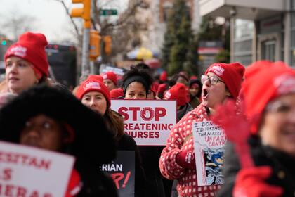 Las enfermeras del NewYork-Presbyterian continúan en huelga en Nueva York