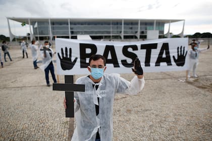 Las enfermeras protestan contra el presidente brasileño Jair Bolsonaro y rinden homenaje a los trabajadores de la salud que fallecieron por complicaciones del nuevo coronavirus, durante una manifestación frente al Palacio Planalto, en Brasilia, el 1 de mayo de 2021