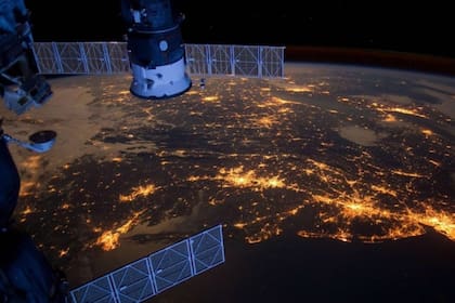 Las enormes distancias que separan al Punto Nemo de cualquier extensión de tierra poblada, hacen que las personas que se encuentren más cercanas a este sitio sean los astronautas de la Estación Espacial Internacional (EEI)