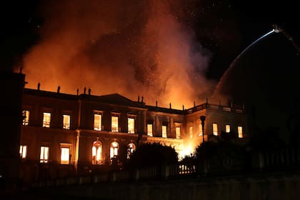 Las enormes llamas, en el Museo Nacional de Río; todavía se desconocen las causas originaron el incendio