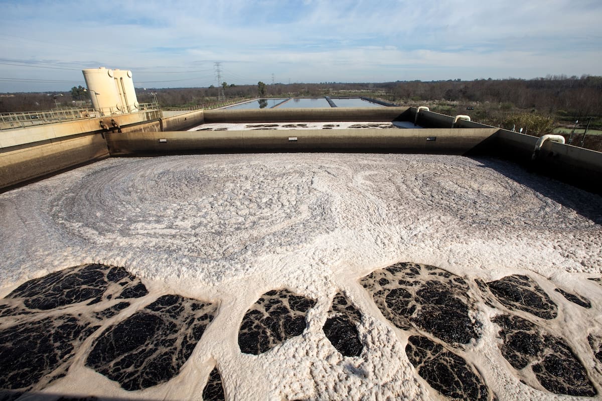 Las enormes piletas llenas del líquido negro que despide la basura y luego se transforma en agua cristalina que se usa para el riego o para hacer lagunas artificiales
