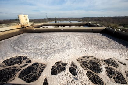 Las enormes piletas llenas del líquido negro que despide la basura y luego se transforma en agua cristalina que se usa para el riego o para hacer lagunas artificiales
