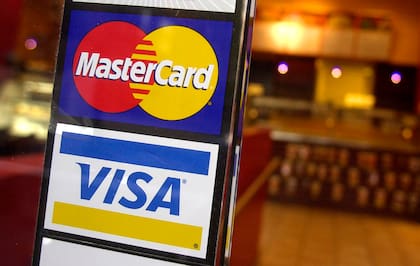 Las entidades financieras que operan estos programas, como MasterCard, están obligadas a almacenar información de clientes durante al menos cinco años, lo que facilita el acceso del ICE a datos sensibles