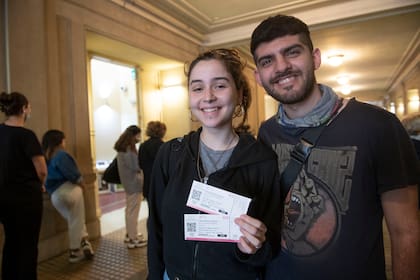 Las entradas sub 35 deben retirarse con DNI; aquí el público esperando el inicio de la función fuera de los palcos