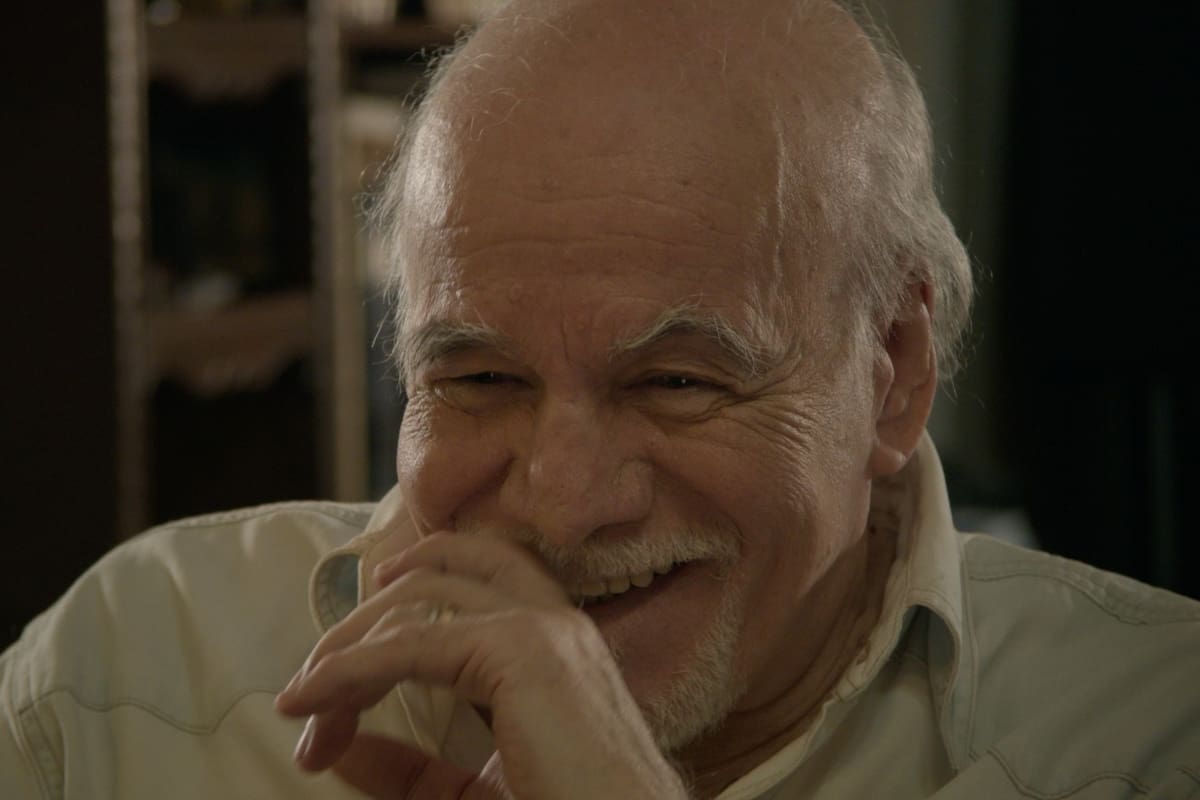 “Las entrevistas suelen ser peligrosas, no por el entrevistado si no por el entrevistador. Cosa que no va a ocurrir ente nosotros”, le dice Castillo, riéndose, a la voz fuera de cuadro