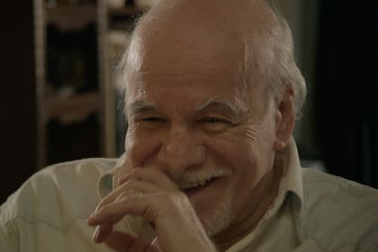 “Las entrevistas suelen ser peligrosas, no por el entrevistado si no por el entrevistador. Cosa que no va a ocurrir ente nosotros”, le dice Castillo, riéndose, a la voz fuera de cuadro