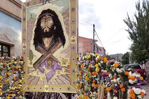 Las ermitas se colocan en las esquinas cada Viernes Santo para configurar el recorrido del Vía Crucis y se retiran antes de la caída del sol el domingo de Pascua