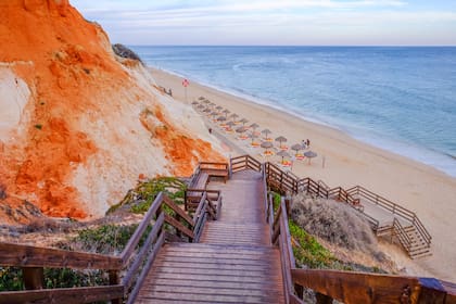 Las escaleras de madera son el acceso más accesible a las playas de acantilados