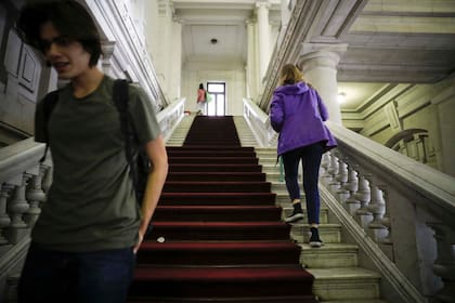 Las escaleras de mármol de carrara y las alfombras rojas le confieren una atmósfera de palacio al edificio.