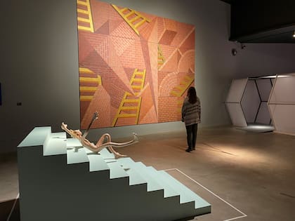 "Las escaleras doradas", de Edgardo Giménez, y "El papelón", de Pablo Suárez