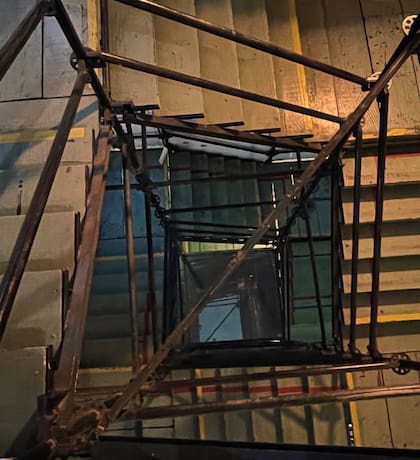 Las escaleras que ascienden los cinco niveles de la torre