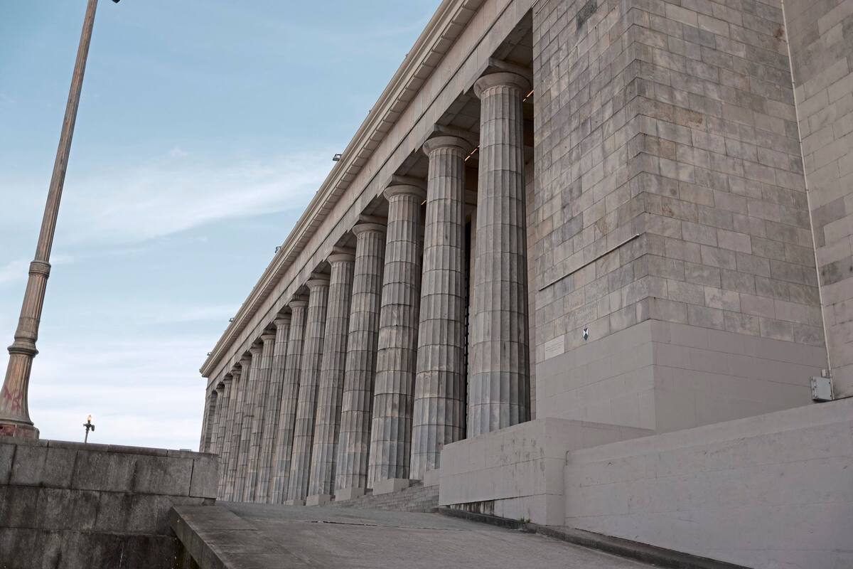 Las escalinatas de la Facultad de Derecho, vacías