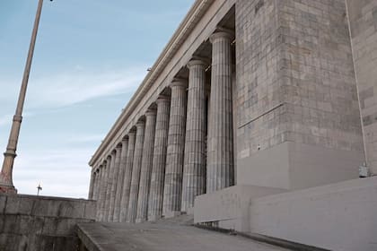 Las escalinatas de la Facultad de Derecho, vacías