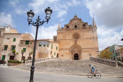 Las escalinatas de la Parroquia de San Miguel completan el escenario.