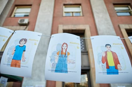 Las escalinatas del Poder Judicial son testigos del dolor y las expectativas de las víctimas y sus familiares. Exigen verdad y justicia contra los autores de los "abominables crímenes".