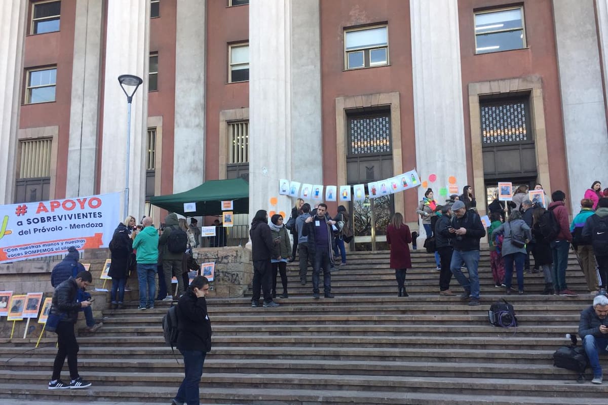 Las escalinatas del Poder Judicial son testigos del dolor y las expectativas de las víctimas y sus familiares. Exigen verdad y justicia contra los autores de los "abominables crímenes".