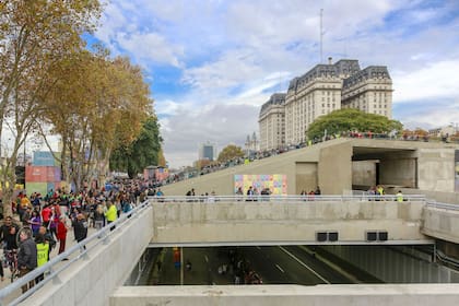 Las escalinatas pasan por sobre el Paseo del Bajo