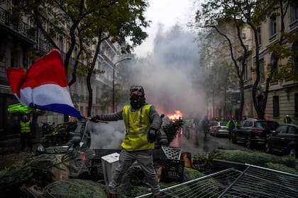 Las escenas de violencia se apoderaron de las calles de París por la protesta de los "chalecos amarillos"