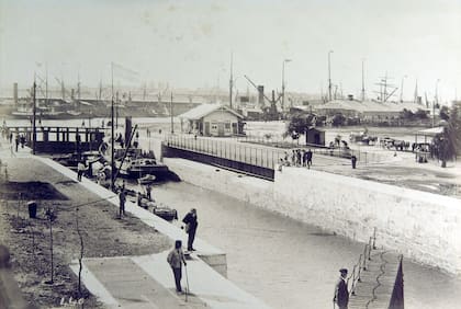 Las esclusas son puertas que permiten encerrar el agua durante las mareas. En la foto vemos una de las esclusas del puerto, que nunca fueron necesarias. Hoy todavía pueden verse algunos restos en las cabeceras del puerto.