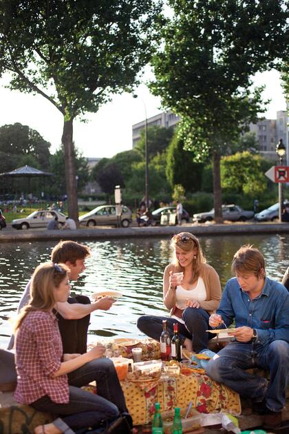 Cambiar el fast food por un picnic: uno de los tips para hacer tu viaje mas sustentable.