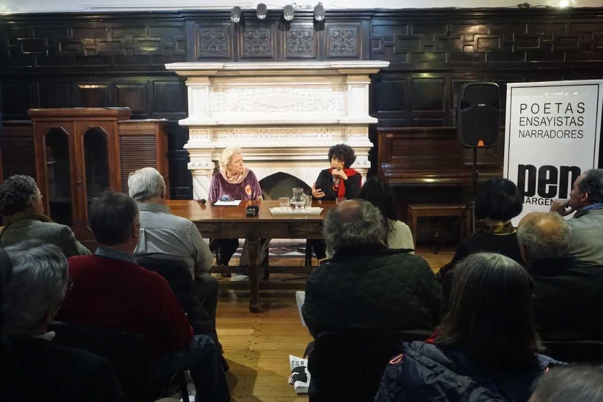 Las escritoras Jennifer Clement y Luisa Valenzuela, en la apertura del Primer Congreso de Centros PEN de América Latina