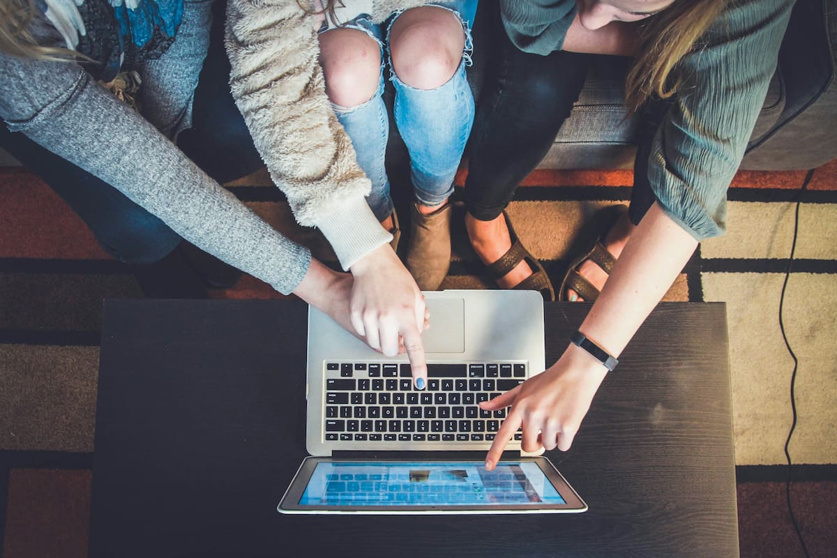Las escuelas con mayor participación en programas, muestran tasas de ingreso universitario más altas. Foto: Unsplash
