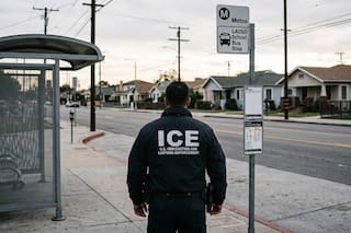 Cómo una escuela se organiza para proteger a sus alumnos de los arrestos del ICE en paradas de autobuses