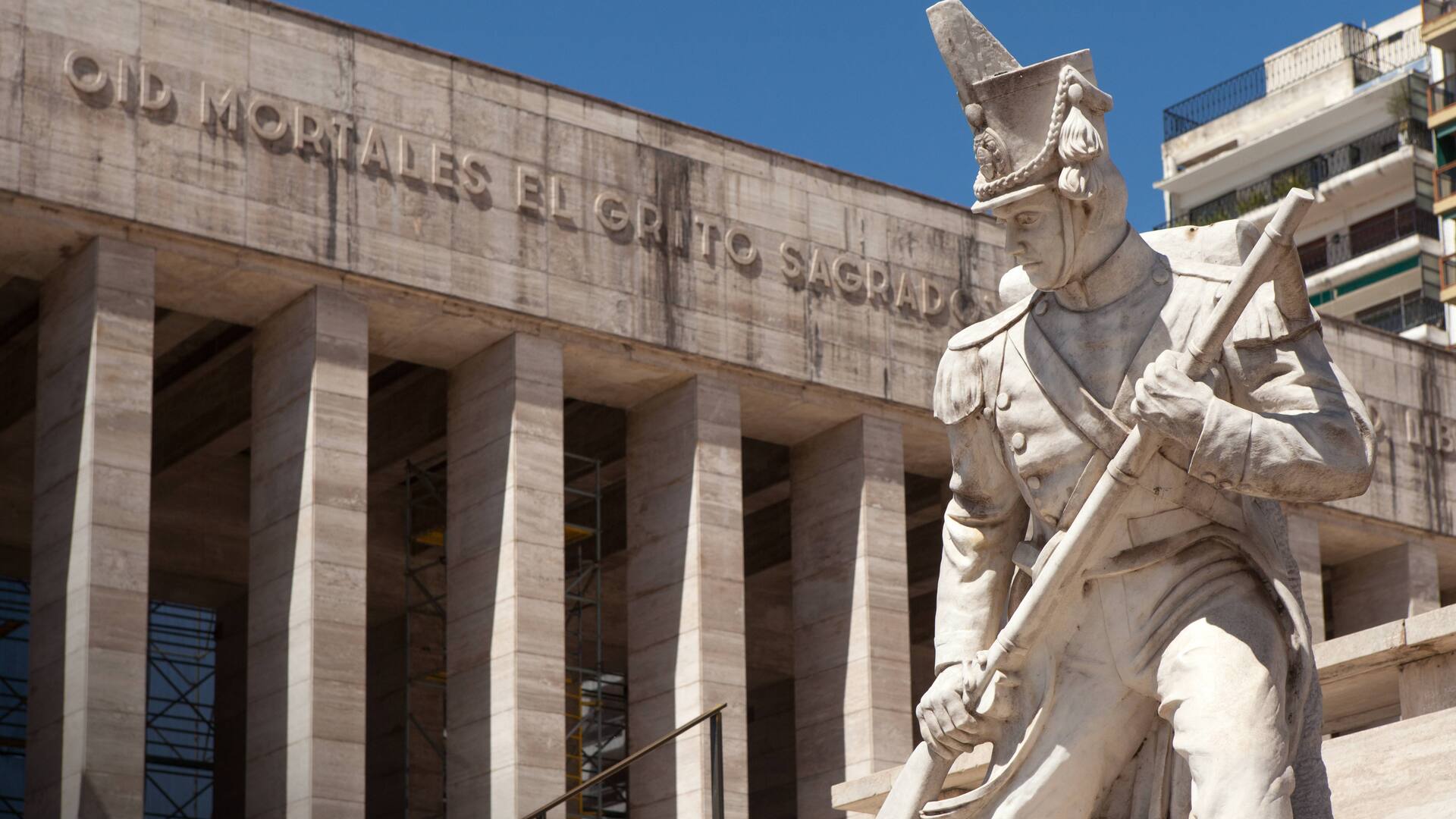 Muchos turistas entran a Rosario para visitar, exclusivamente, el Monumento a la Bandera.
