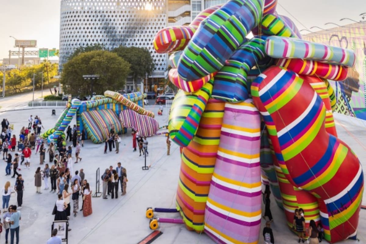 Las esculturas de Marta Minujín instaladas en el Miami Design District