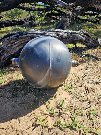 Las esferas metálicas serían los recipientes de combustible de una nave espacial que cayó a la Tierra