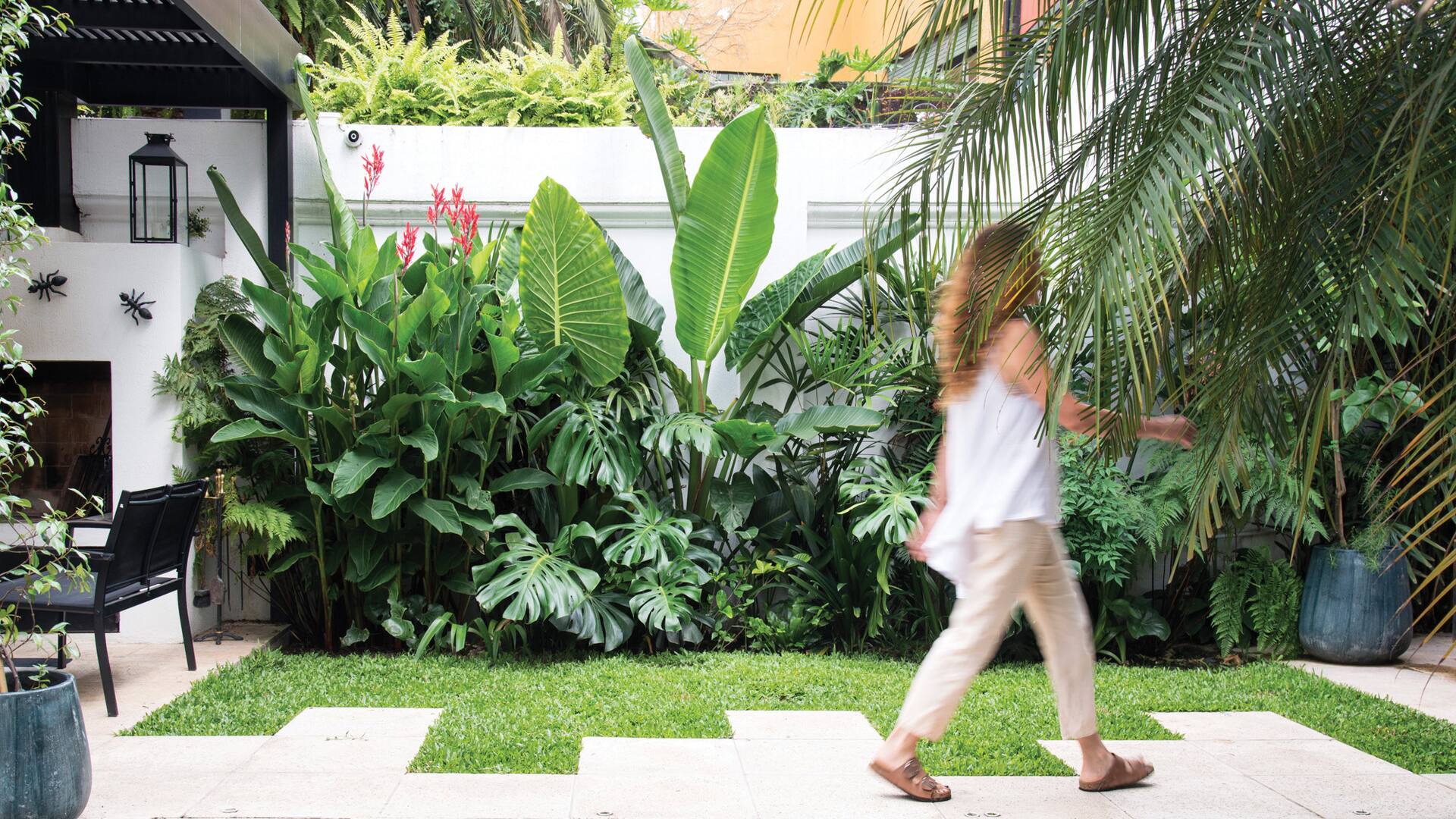 Los espejos en el jardín son un recurso para dar sensación de mayor amplitud y multiplicar las visuales.
