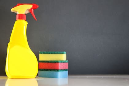 Las esponjas, hay que mezclar ¾ de lavandina en tres litros de agua y dejar reposar