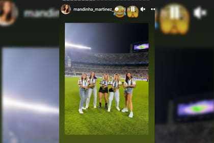 Las esposas de los jugadores replicaron el especial festejo (Foto Instagram @mandinha_martinez_)