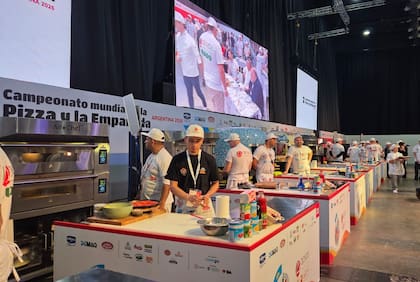 Las estaciones con sus hornos pizzeros