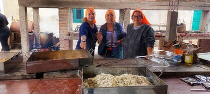 Las estaciones están ubicadas a 30 o 40 kilómetros de distancia. Además, hay postas donde los lugareños asisten a los peregrinos ofreciéndoles comida y alojamiento.