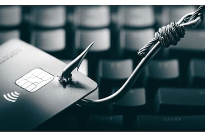Las estafas tipo phishing nos hacen creer que estamos entrando al sitio del banco o una entidad similar, pero se trata de una versión falsa, que busca robar nuestros datos bancarios