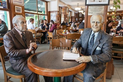 Las estatuas de Jorge Luis Borges y Adolfo Bioy Casares en La Biela