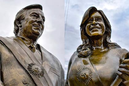 Las estatuas de Néstor y Cristina Kirchner que fueron vandalizadas