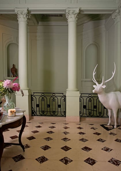 Las estatuas y adornos de animales se repiten a lo largo de la casa, como el caso del ciervo que se impone en el hall que separa el living del comedor. “Lo mandé hacer para un evento y me lo quedé porque es el símbolo de mi marca”, cuenta Ramiro.