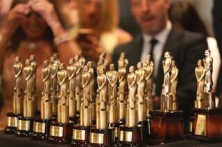 El premio más conocido del espectáculo es ahora una marca todoterreno que entrega 500 estatuillas por año