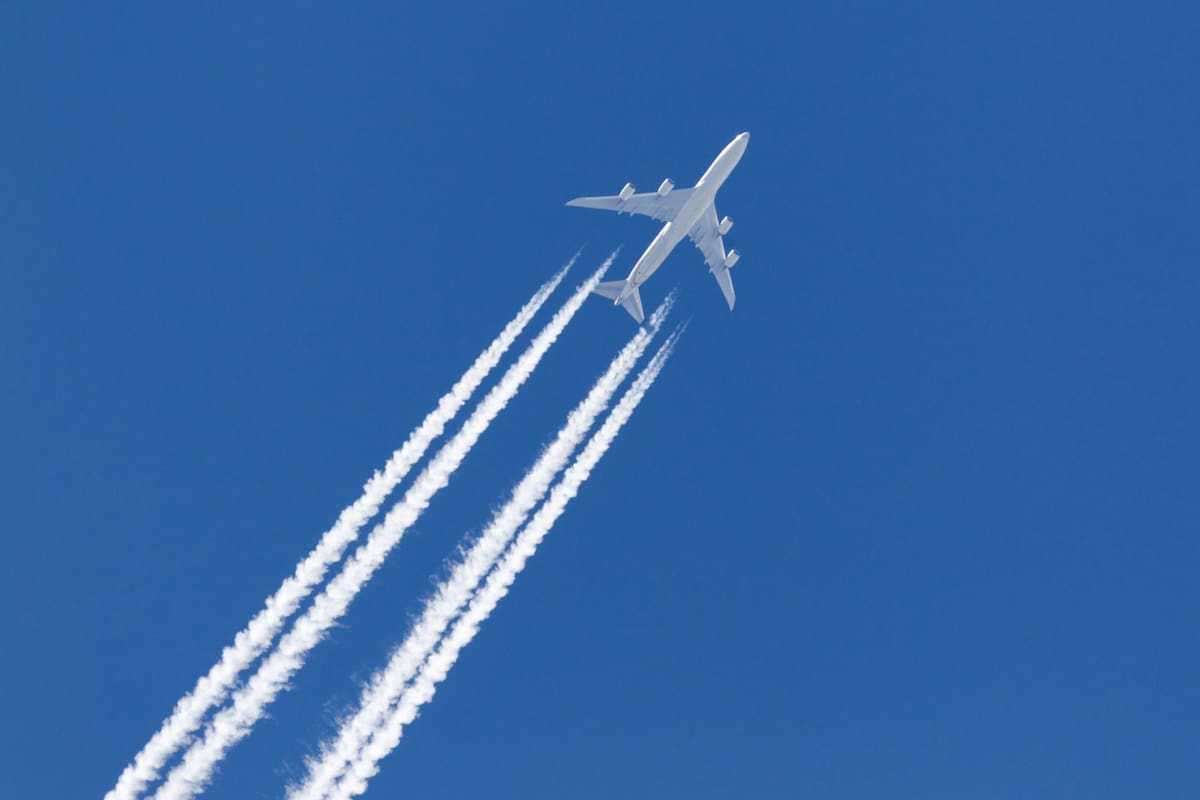 Las estelas de condensación, también llamadas contrails, terminan generando cirros visibles desde el suelo