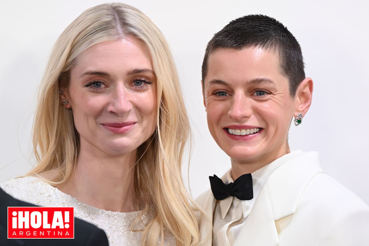 Las estrellas de la famosa serie basada en la familia real británica posaron para los fotógrafos en las puertas del The Royal Festival Hall, Londres.