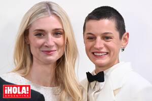 Las estrellas de la famosa serie basada en la familia real británica posaron para los fotógrafos en las puertas del The Royal Festival Hall, Londres.