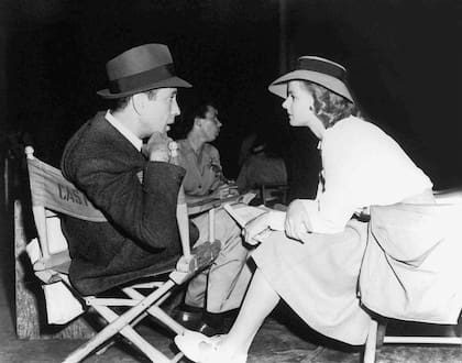 Las estrellas del film charlan en un alto del rodaje; su incandescente química provocó la ira de la tercera esposa de Bogart, Mayo Methot, que creía que ambos mantenían un romance fuera de la pantalla