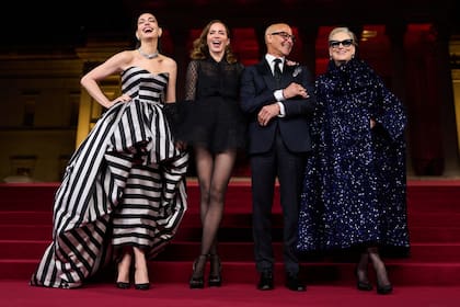 Las estrellas sonríen y consiguen que espectadores de todo el mundo imiten ese "look" para ver la película en el cine
