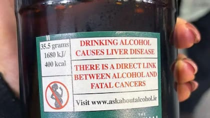 Las etiquetas advierten sobre el vínculo entre el alcohol y los cánceres mortales, y advierten que puede causar enfermedades hepáticas y afectar a los fetos