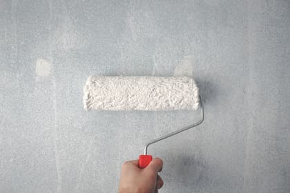 Las etiquetas de la pintura de látex para interiores no revelan los ingredientes del complejo cóctel químico que contiene el envase, como pasa con un alimento
