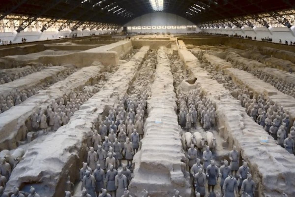 Las excavaciones arqueológicas revelaron que el campo estaban repletos de miles de modelos de terracota de tamaño natural de soldados y caballos de guerra, más acróbatas, funcionarios y animales. Fuente: Getty