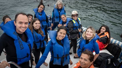 Las excursiones se hacen dos veces por día, consisten en un paseo acuático guiado y la oportunidad de la zambullida para nadar con los lobos marinos.
