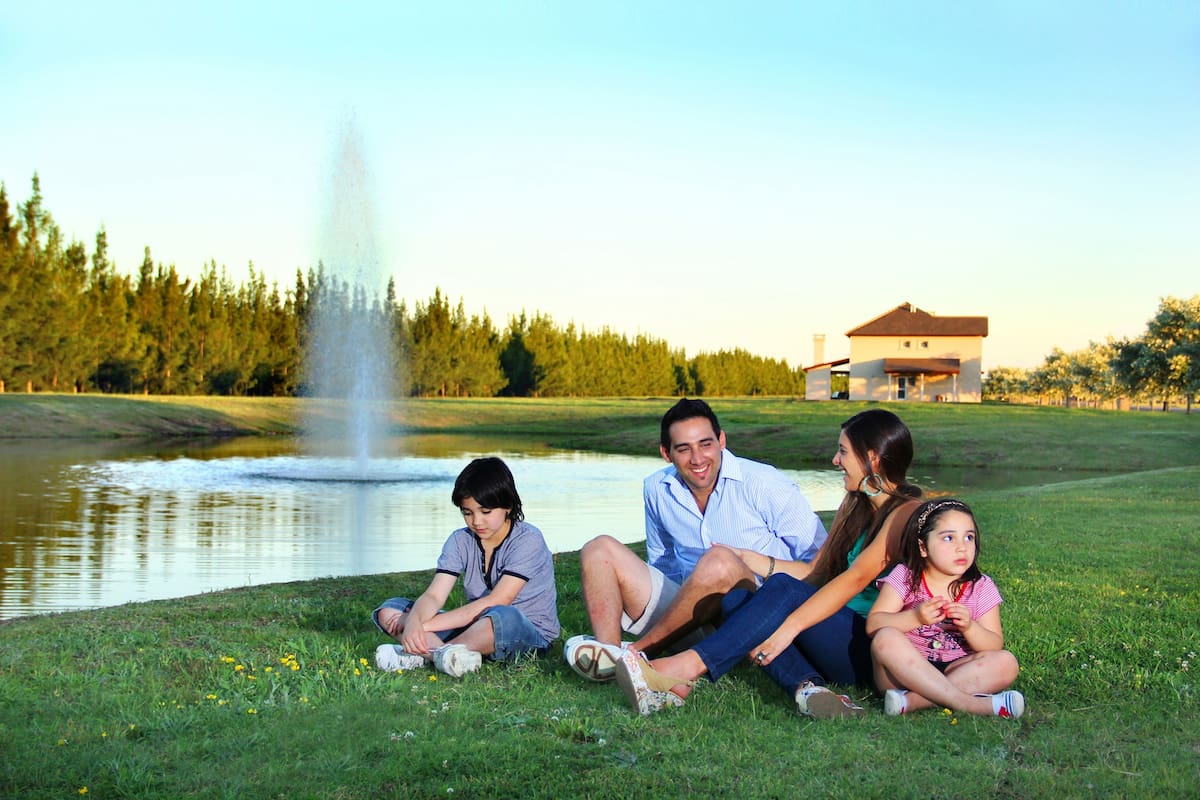 Las experiencias de las familias que cambiaron el departamento de la Capital Federal para instalarse en un barrio cerrado ubicado en el área de influencia de La Plata o Canning
